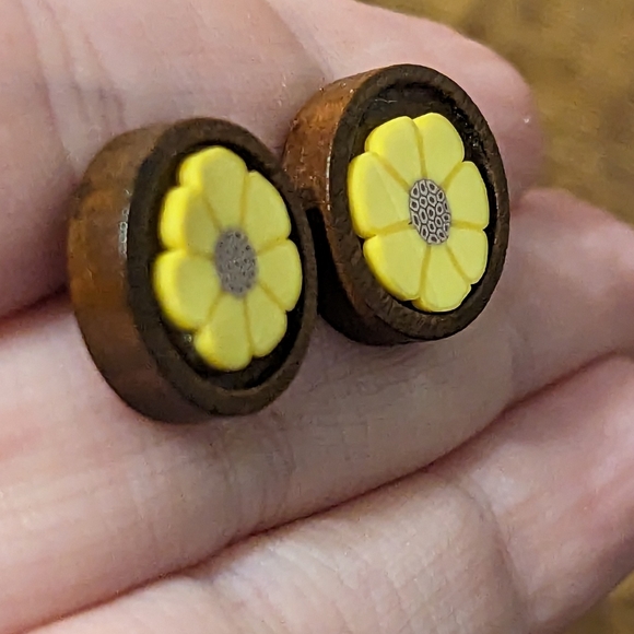 3 for $6 Item: Sunflower Wooden Stud Earrings NEW! - Picture 2 of 4